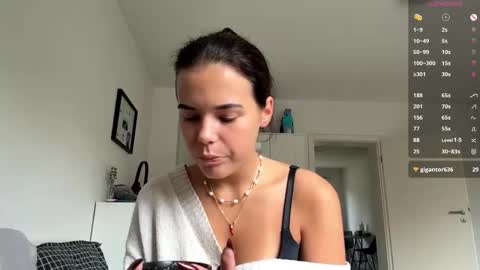 Mia online show from October 12, 2025, 7:40 am