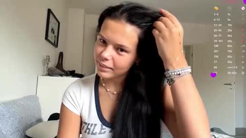 Mia online show from November 8, 2025, 9:09 am