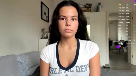 Mia online show from November 19, 2025, 8:03 am