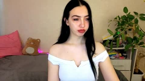 Snapshot of wildkittenx_ chatting on May 18, 2026, 5:24 am Alena online show from May 18, 2026, 5:24 am