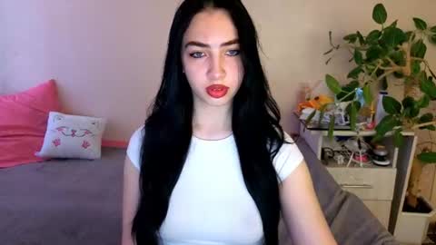 Snapshot of wildkittenx_ chatting on June 10, 2026, 4:12 am Alena online show from June 10, 2026, 4:12 am