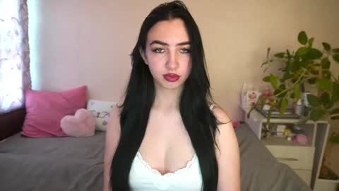 Snapshot of wildkittenx_ chatting on July 5, 2026, 4:30 am Alena online show from July 5, 2026, 4:30 am