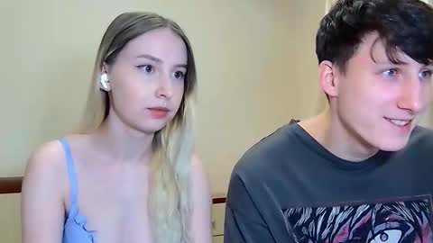 Snapshot of williamandmia chatting on February 15, 2026, 4:58 pm William and Mia online show from February 15, 2026, 4:58 pm