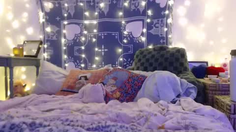 Eevie online show from January 3, 2025, 4:33 am