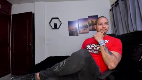 Magnus Dark independent model online show from April 4, 2026, 5:27 am