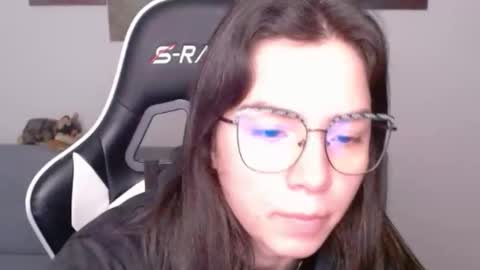 Snapshot of wolfs_daughter chatting on May 19, 2026, 1:56 am Alex online show from May 19, 2026, 1:56 am