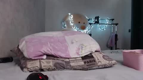 Snapshot of wow_blonde chatting on July 12, 2026, 12:51 pm Lily online show from July 12, 2026, 12:51 pm