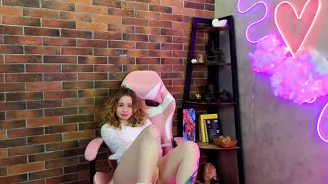 Snapshot of wowbritney chatting on November 4, 2025, 6:18 pm wowbritney online show from November 4, 2025, 6:18 pm