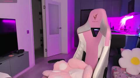 Emi online show from October 10, 2025, 5:12 pm