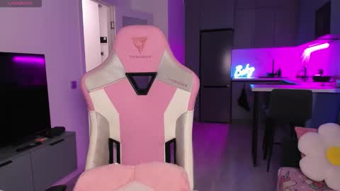 Emi online show from October 20, 2025, 4:07 pm