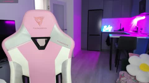 Emi online show from November 24, 2025, 6:07 pm