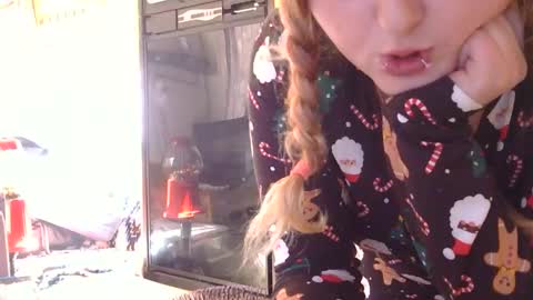 Snapshot of x2kayx2 chatting on February 4, 2026, 5:41 pm x2kayx2 online show from February 4, 2026, 5:41 pm