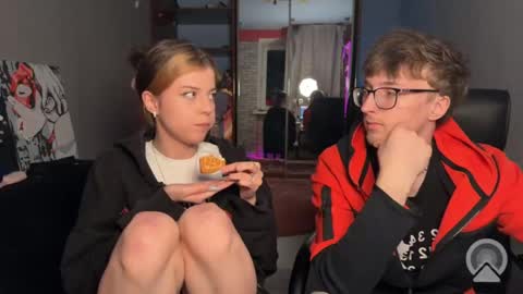 Philipp and Este online show from April 10, 2026, 7:51 pm