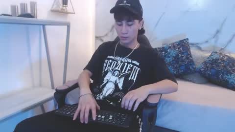 xandergrey8 online show from April 15, 2026, 7:58 pm