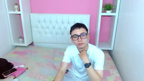 xcoupleplayxx online show from May 6, 2026, 3:24 am