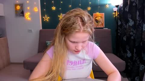 Chloe online show from March 1, 2025, 11:06 am