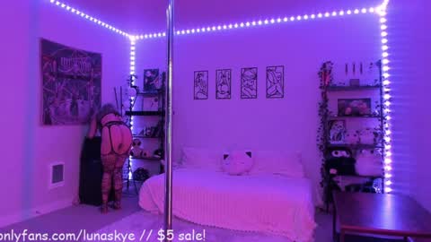 Snapshot of xlunaskye chatting on November 10, 2025, 10:36 am online show from November 10, 2025, 10:36 am