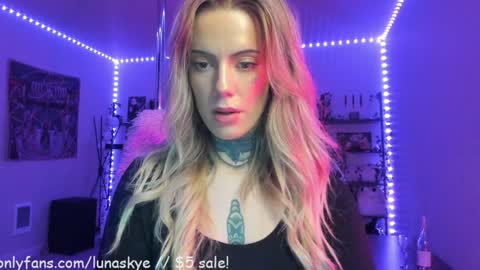 Snapshot of xlunaskye chatting on November 11, 2025, 7:52 am online show from November 11, 2025, 7:52 am