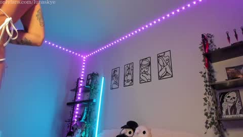 Snapshot of xlunaskye chatting on January 6, 2026, 9:02 am online show from January 6, 2026, 9:02 am