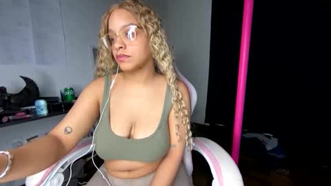 xStarGazingx online show from May 13, 2026, 6:44 am