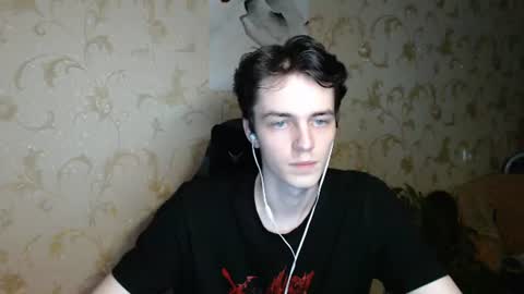 traqqq online show from June 17, 2026, 8:43 pm