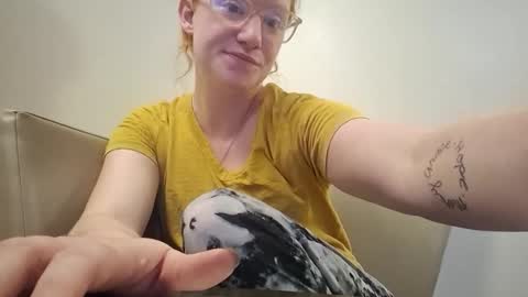 xxmariebliss online show from April 18, 2026, 1:37 pm