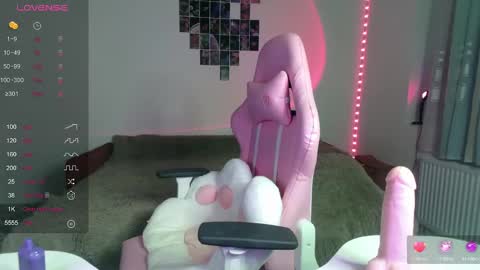 Pretty online show from December 9, 2024, 5:41 pm