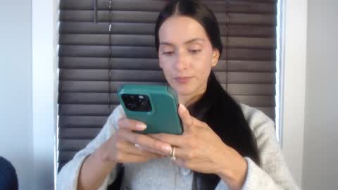 Lola online show from October 22, 2025, 5:02 pm