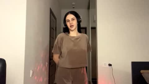 Snapshot of yaekomcmorran chatting on November 3, 2025, 6:53 pm Emily online show from November 3, 2025, 6:53 pm