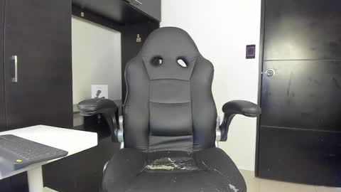 yanpaul83 online show from September 16, 2025, 7:48 pm