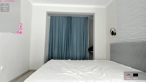 Yana online show from December 16, 2025, 8:47 pm