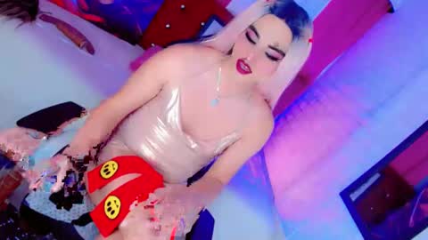 Snapshot of yarethrousss chatting on October 19, 2025, 4:35 am yarethrousss online show from October 19, 2025, 4:35 am