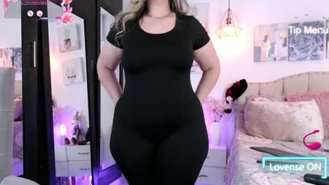 yellow_lily online show from December 4, 2024, 2:26 pm