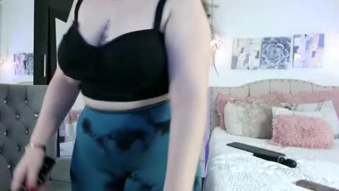 yellow_lily online show from February 9, 2025, 5:01 pm