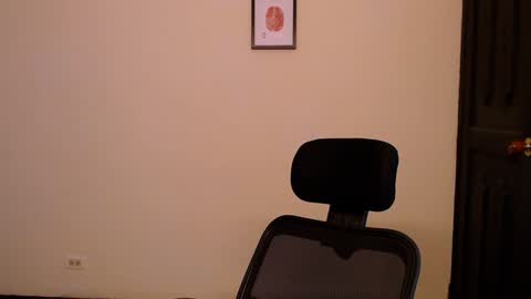 Yeff ind. model  online show from December 17, 2024, 8:32 pm