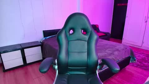 yesie_hot2 online show from November 24, 2025, 11:15 pm