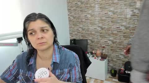 yinyyanghot online show from November 24, 2025, 3:56 pm