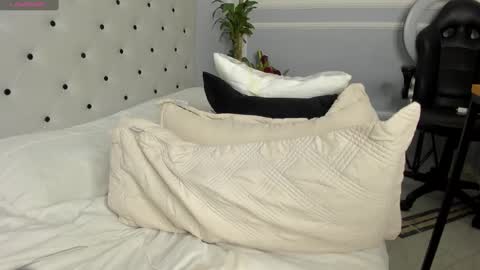 roxie reyes  online show from February 23, 2025, 6:49 am