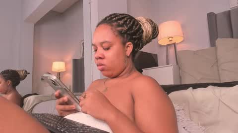 roxie reyes  online show from September 20, 2025, 2:01 am