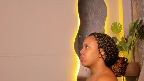 roxie reyes  online show from November 9, 2025, 11:19 am