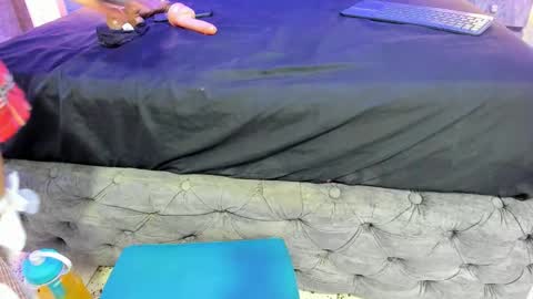 yiyisandoval online show from November 14, 2025, 7:23 pm