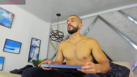 Yiyo online show from January 14, 2025, 4:04 am