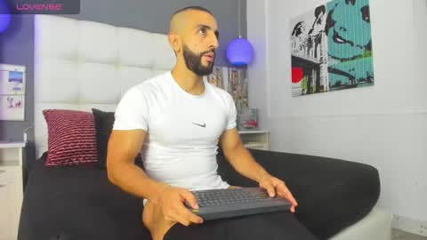 Yiyo online show from October 23, 2025, 8:29 pm