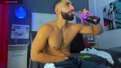 Yiyo online show from November 28, 2025, 4:26 am