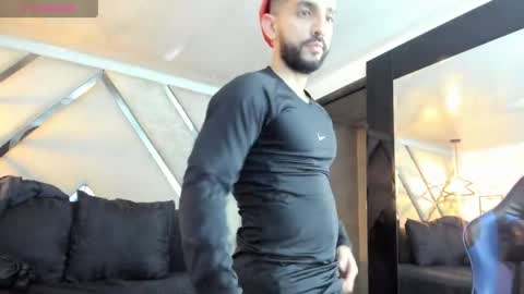 Yiyo online show from April 21, 2026, 3:35 am