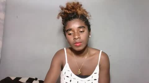 yolandrina05 online show from September 23, 2025, 7:44 am