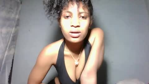 yolandrina05 online show from September 28, 2025, 9:31 pm