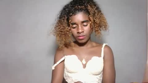 yolandrina05 online show from October 13, 2025, 12:32 am