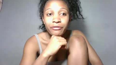 yolandrina05 online show from October 15, 2025, 8:31 pm