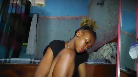 yolandrina05 online show from December 5, 2025, 8:01 am